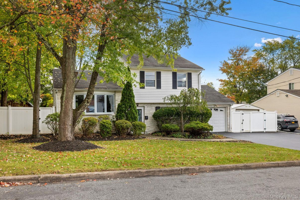 Attached, Exterior, Facade, Split Level