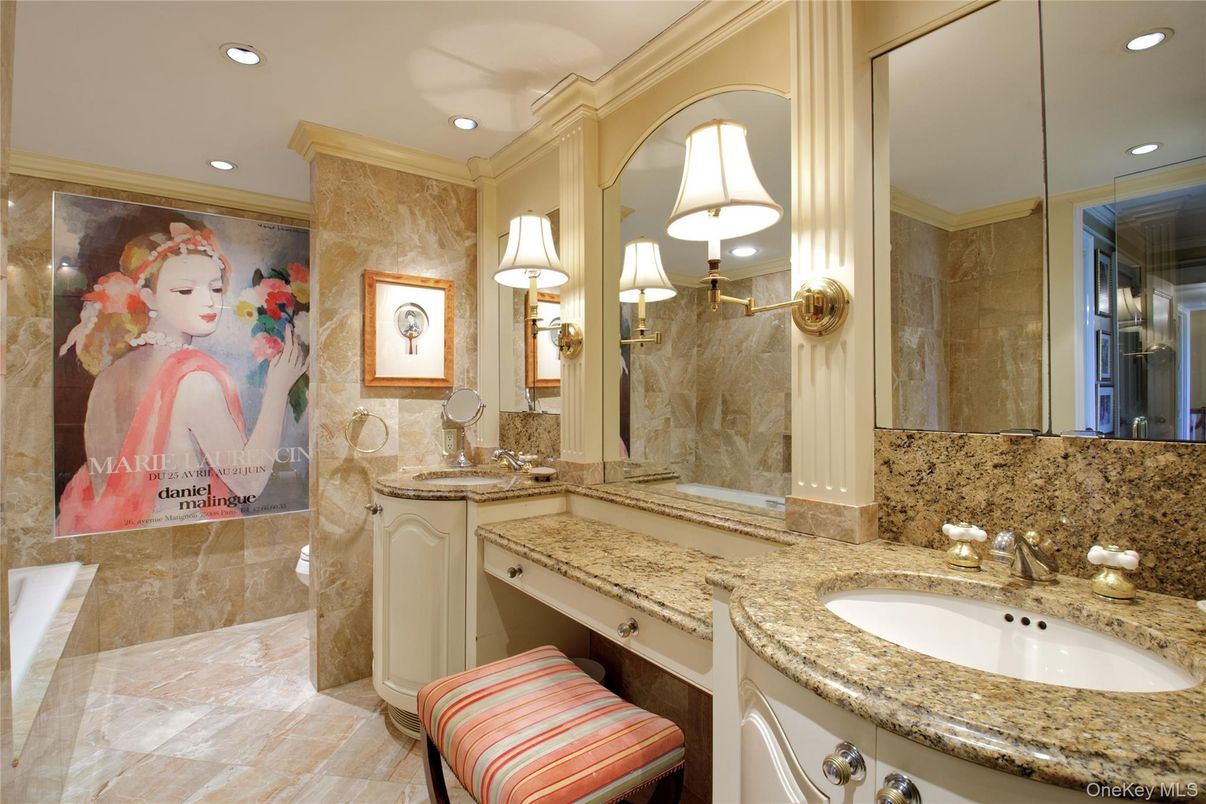 Bathroom, Dual Sink Vanities, Interior, Recessed Lighting