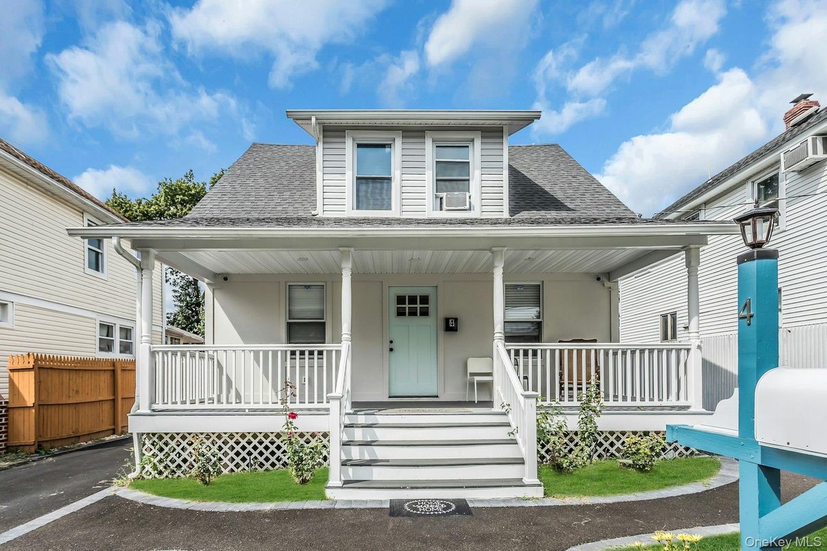 Exterior, Facade, American Foursquare