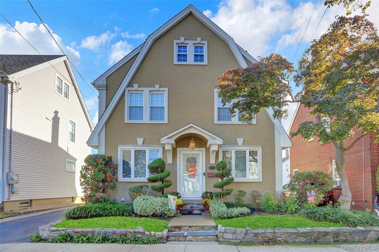 Exterior, Facade, Queen Anne Victorian