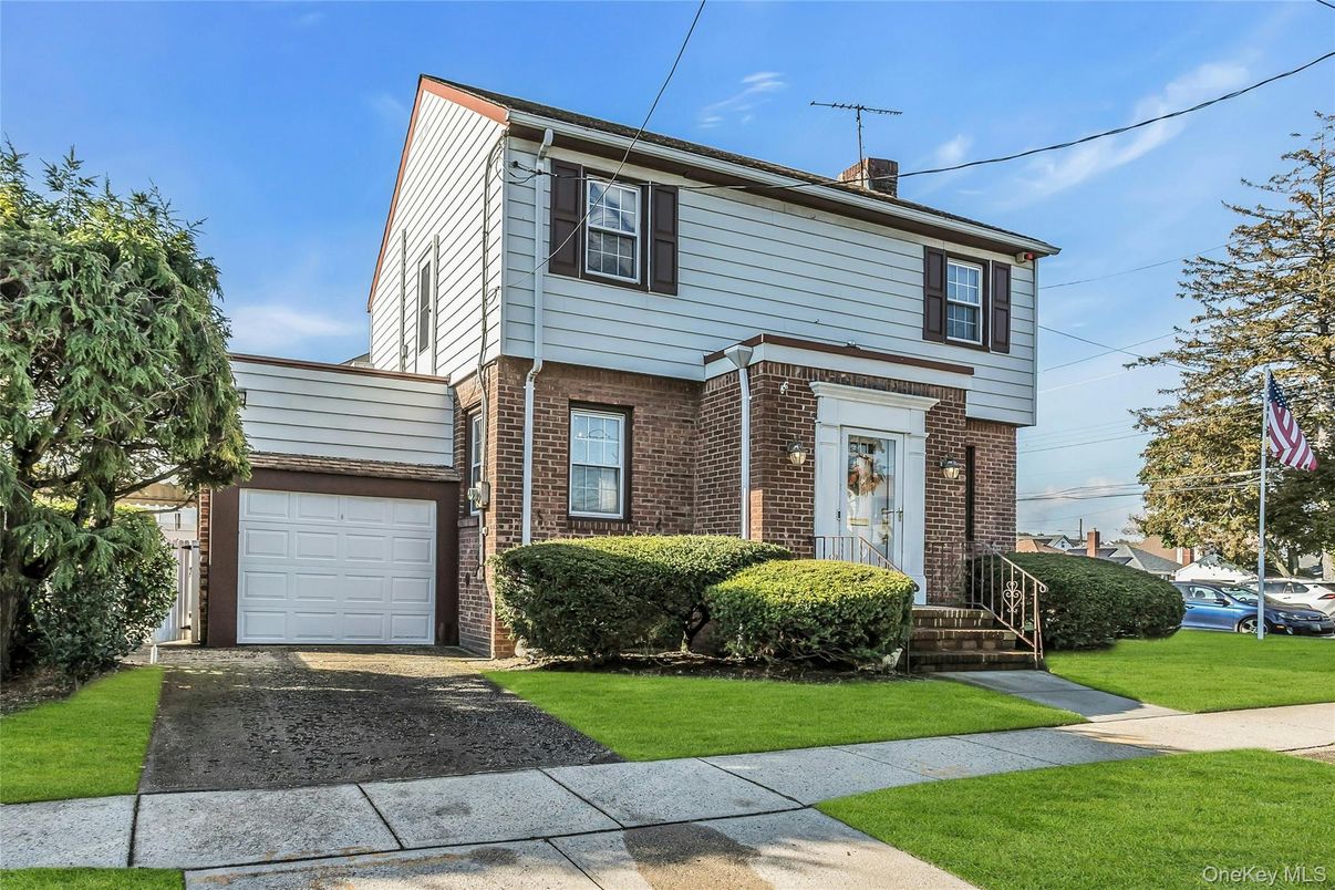 Attached, Exterior, Facade, Brick Facade, Split Level