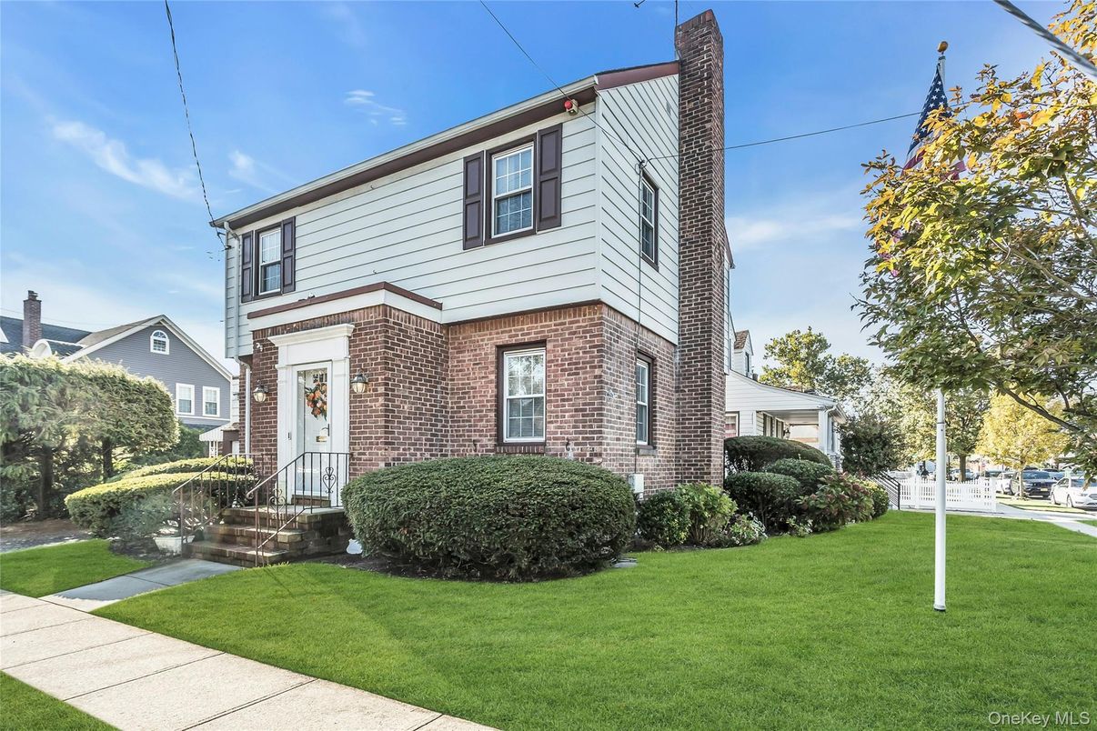 Exterior, Facade, Brick Facade, Split Level