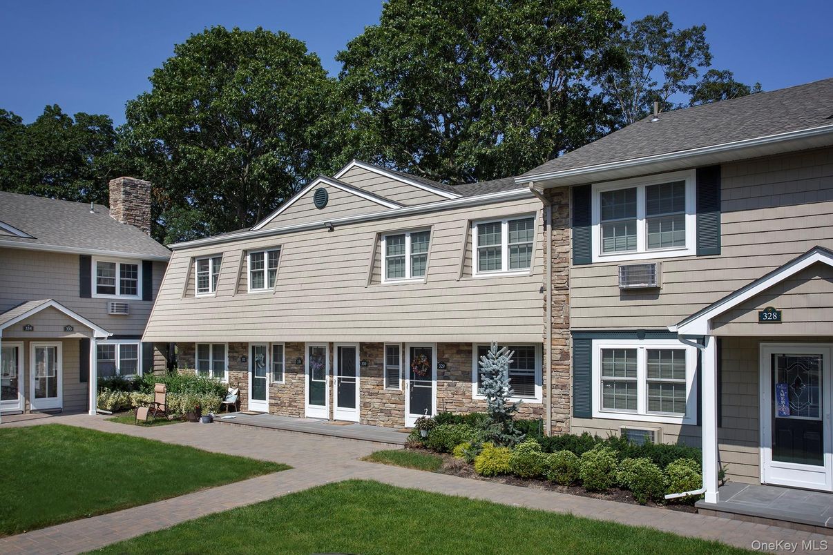 Exterior, Facade, Split Level