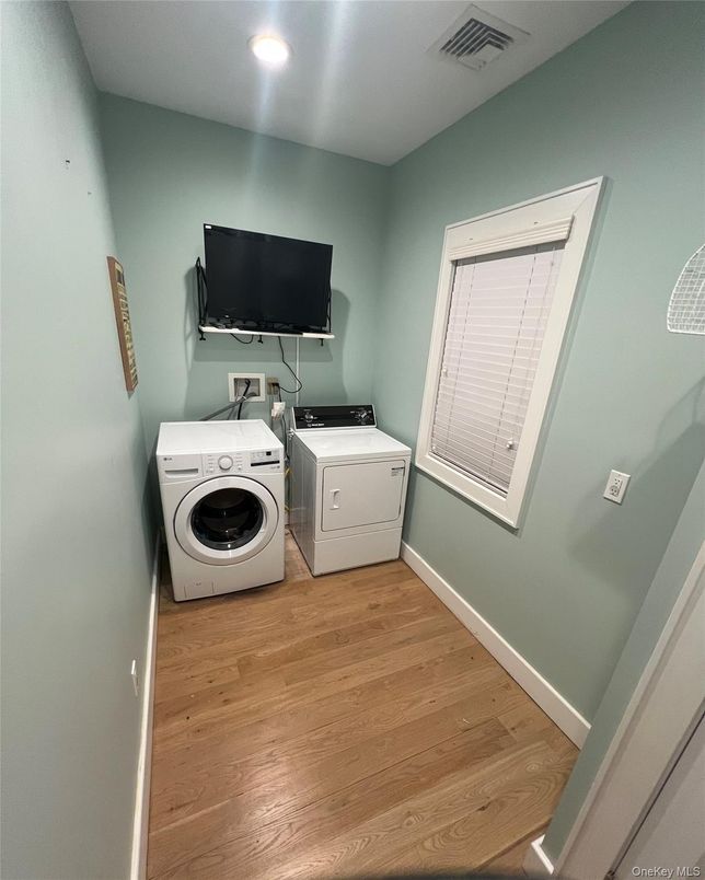 Interior, Recessed Lighting, Washer, Wood Texture Flooring