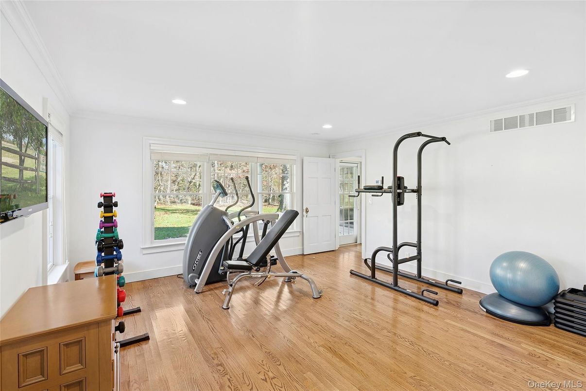 Fitness Equipment, Interior, Recessed Lighting, Wood Texture Flooring