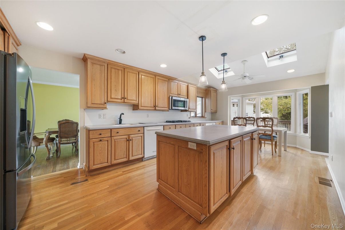 Dining room, Interior, Kitchen, Pendant Lights, Recessed Lighting, Wood Texture Flooring