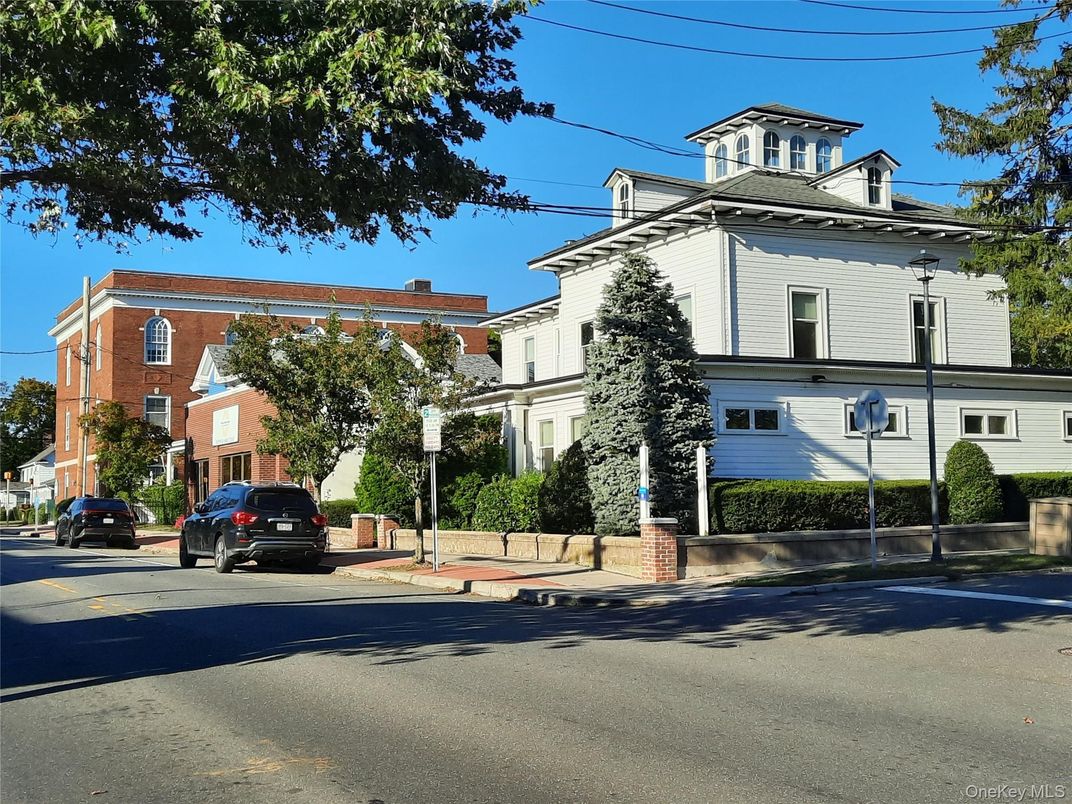 Attached, Exterior, Facade, American Foursquare