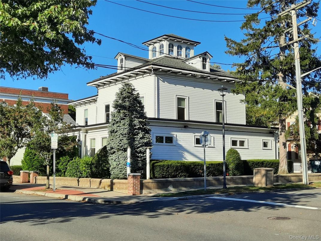 Exterior, Facade, American Foursquare