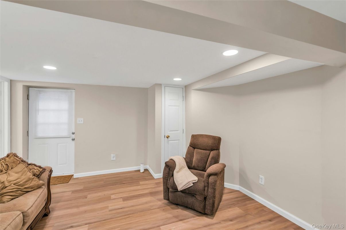 Interior, Recessed Lighting, Wood Texture Flooring