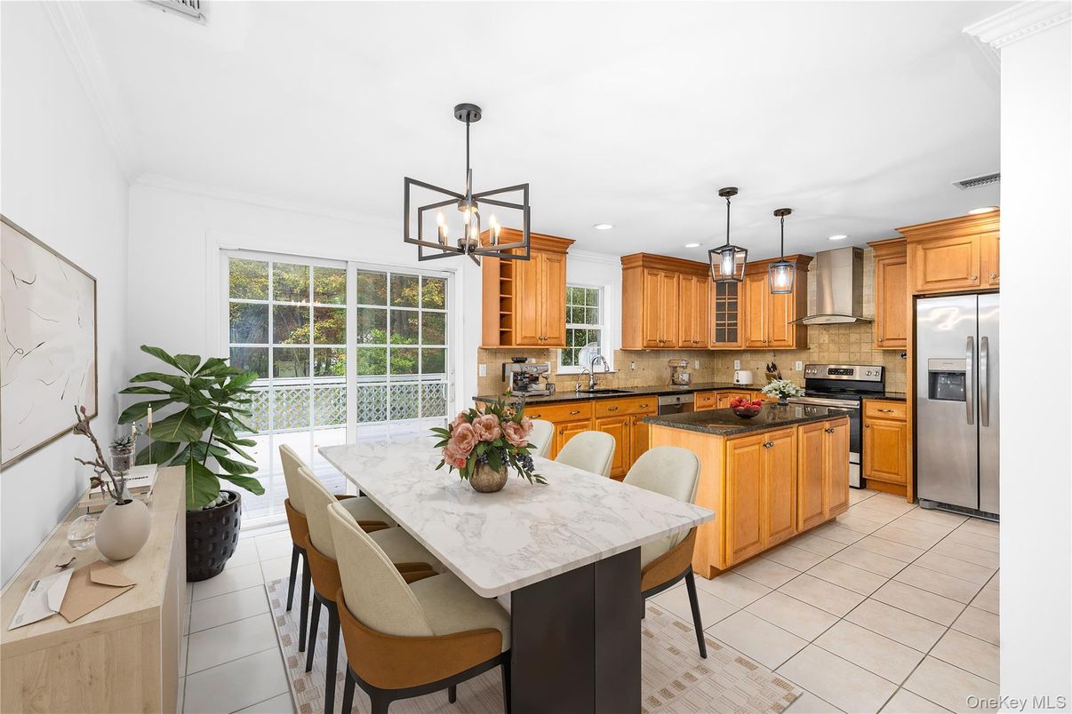 Dining room, Interior, Kitchen, Pendant Lights, Recessed Lighting, Stainless Steel Appliances