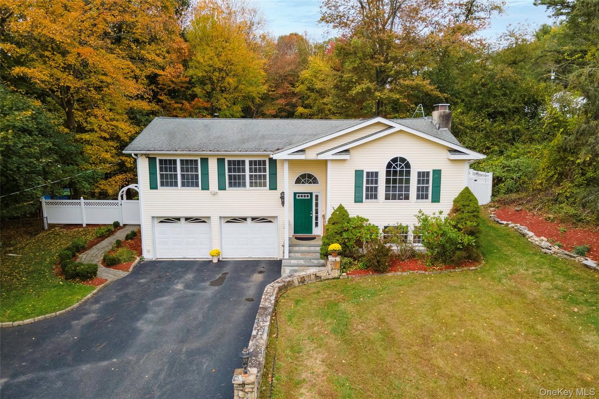 Attached, Exterior, Facade, Raised Ranch