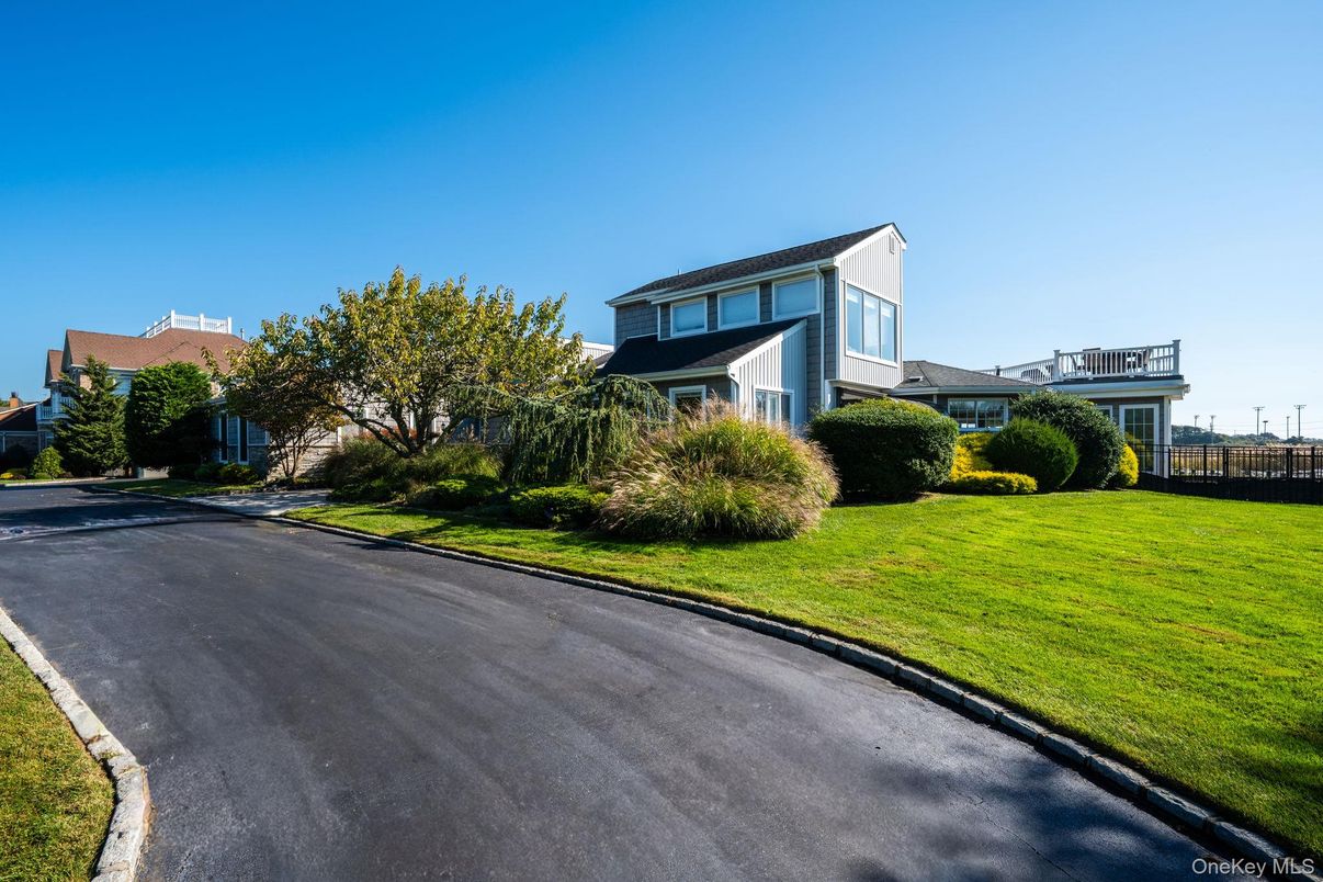 Exterior, Facade, Modern