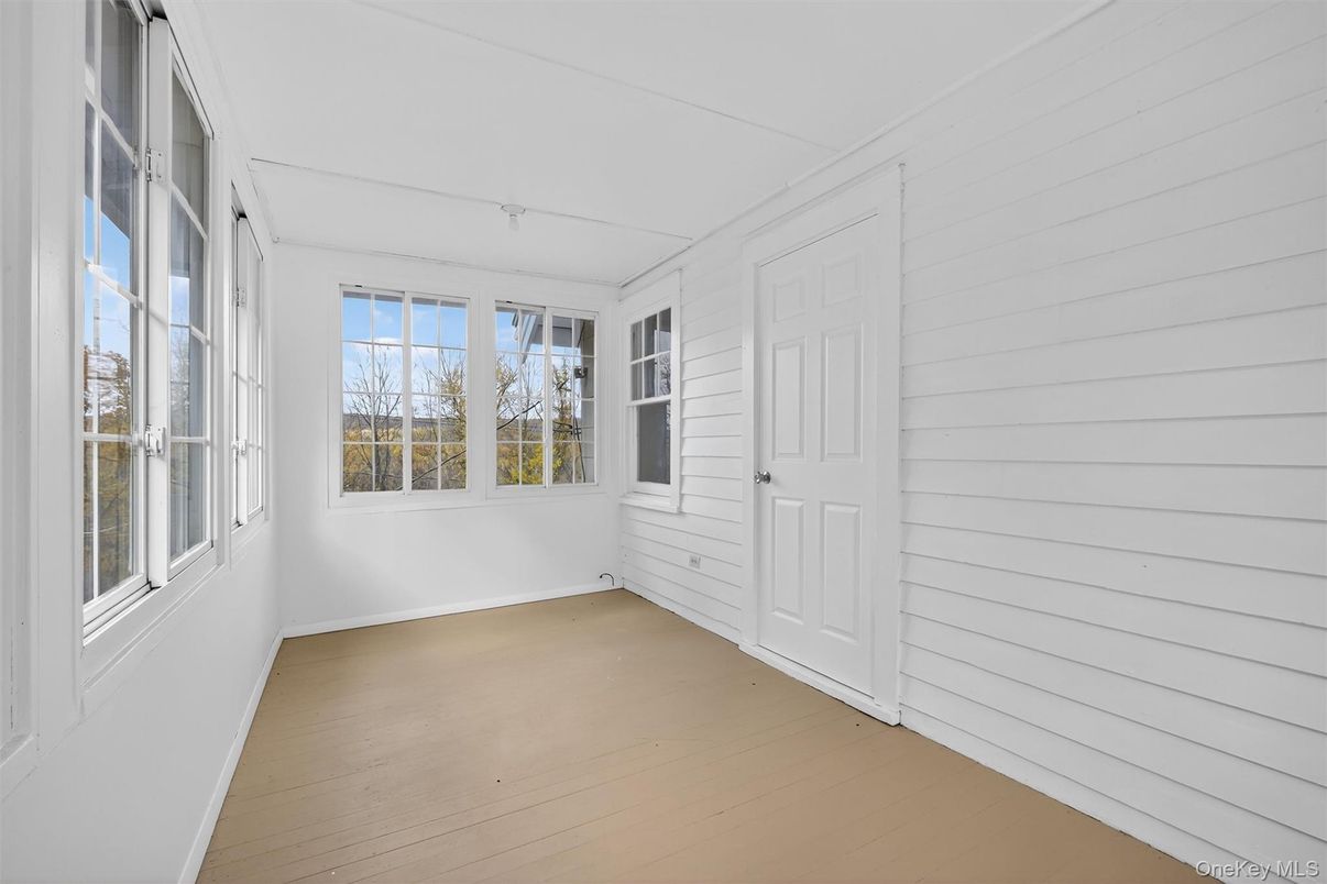 Empty room, Interior