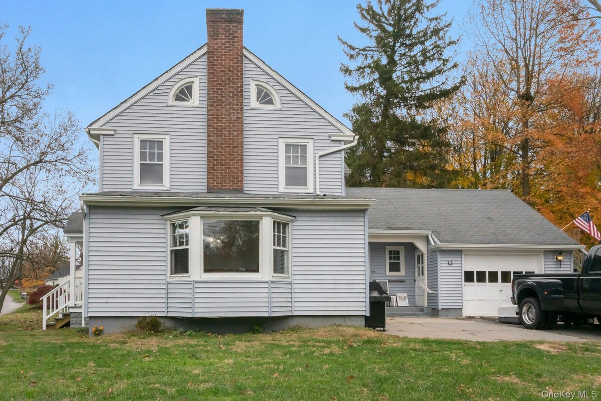 Attached, Exterior, Facade, Queen Anne Victorian