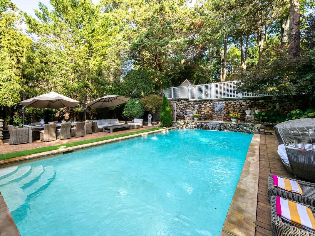 Exterior, Outdoor Kitchen, Pool