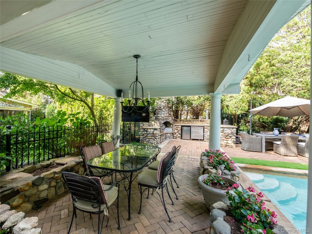 Exterior, Outdoor Kitchen, Pool