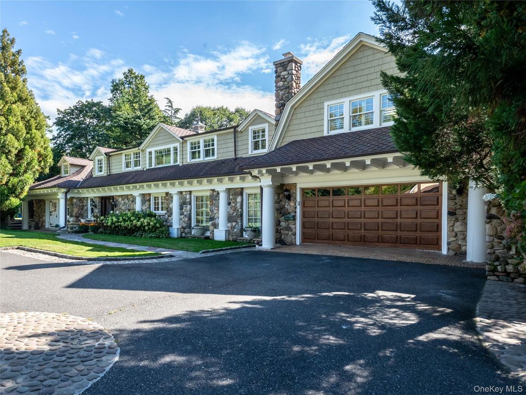 Attached, Exterior, Facade, Queen Anne Victorian