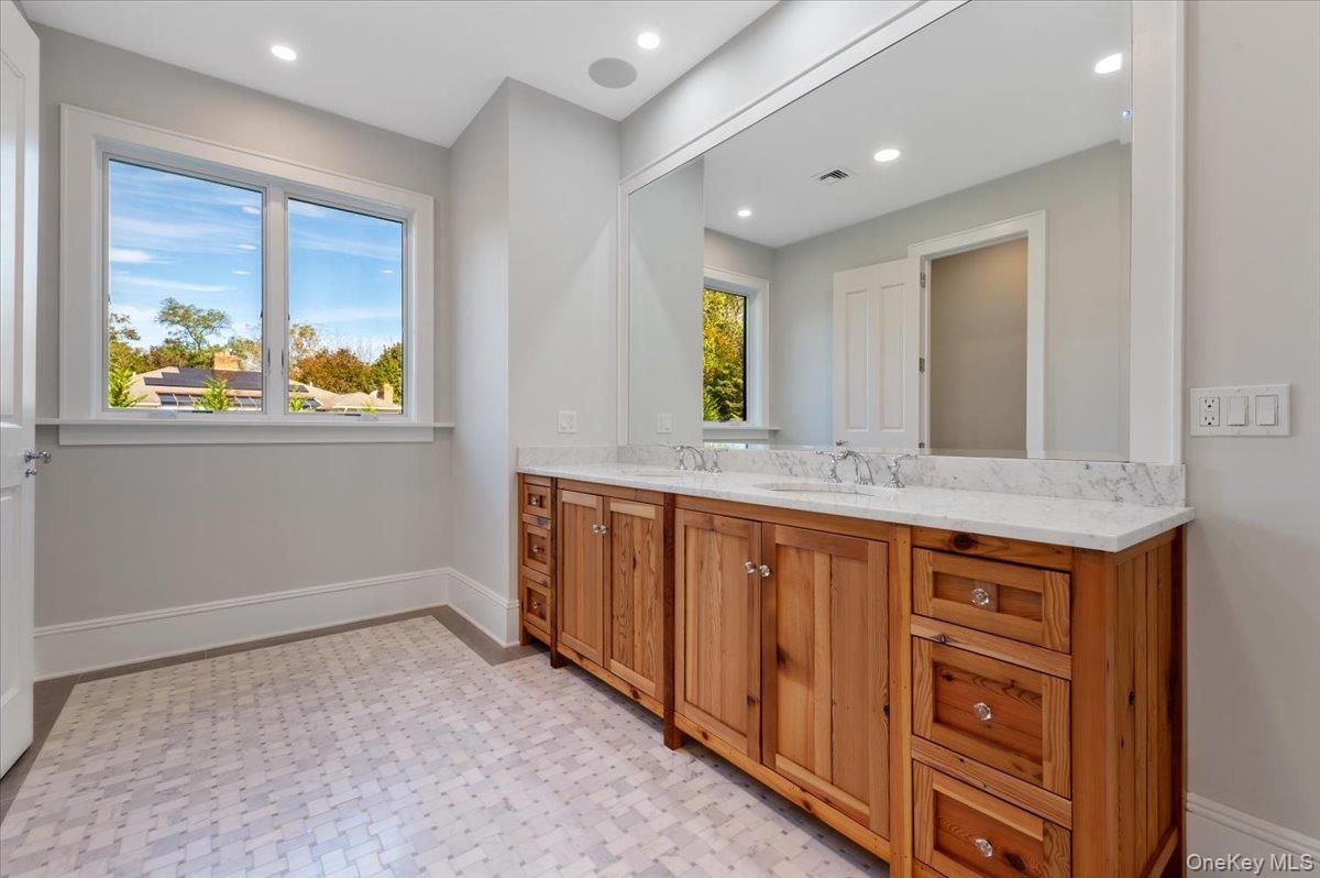 Bathroom, Dual Sink Vanities, Interior, Recessed Lighting