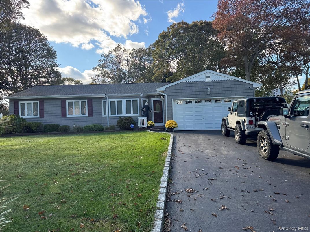 Attached, Exterior, Facade, Ranch