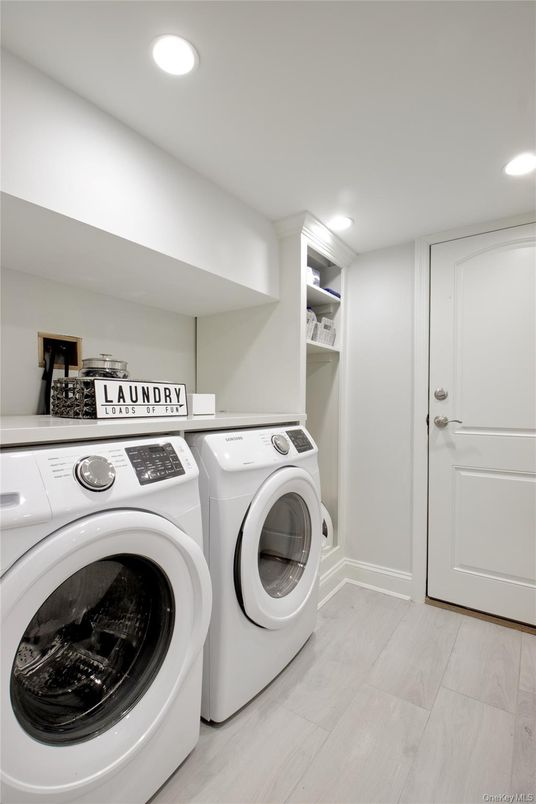 Interior, Recessed Lighting, Washer, Wood Texture Flooring