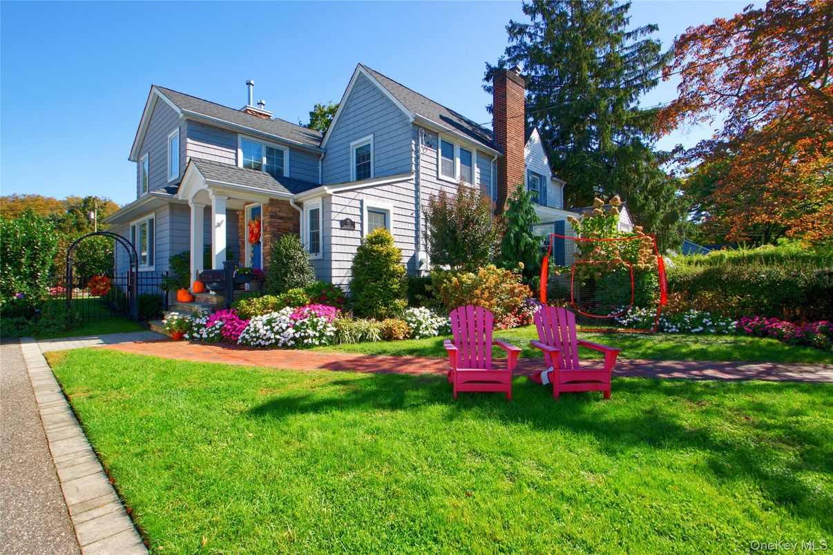 Backyard, Exterior, Facade, Queen Anne Victorian