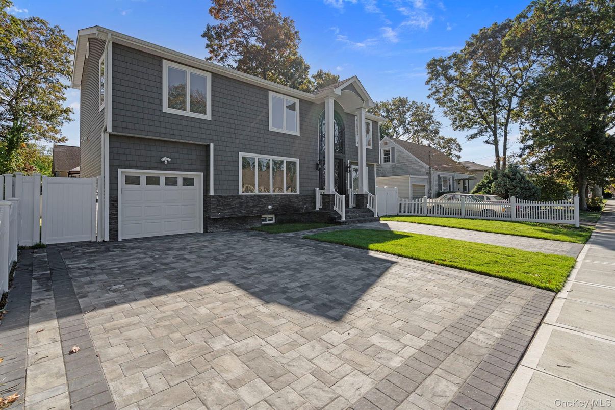 Attached, Exterior, Facade, Rowhouse