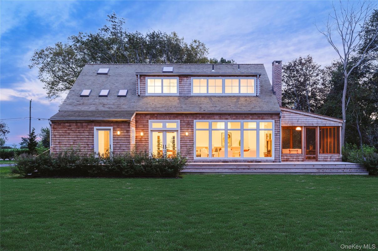 Exterior, Facade, Split Level