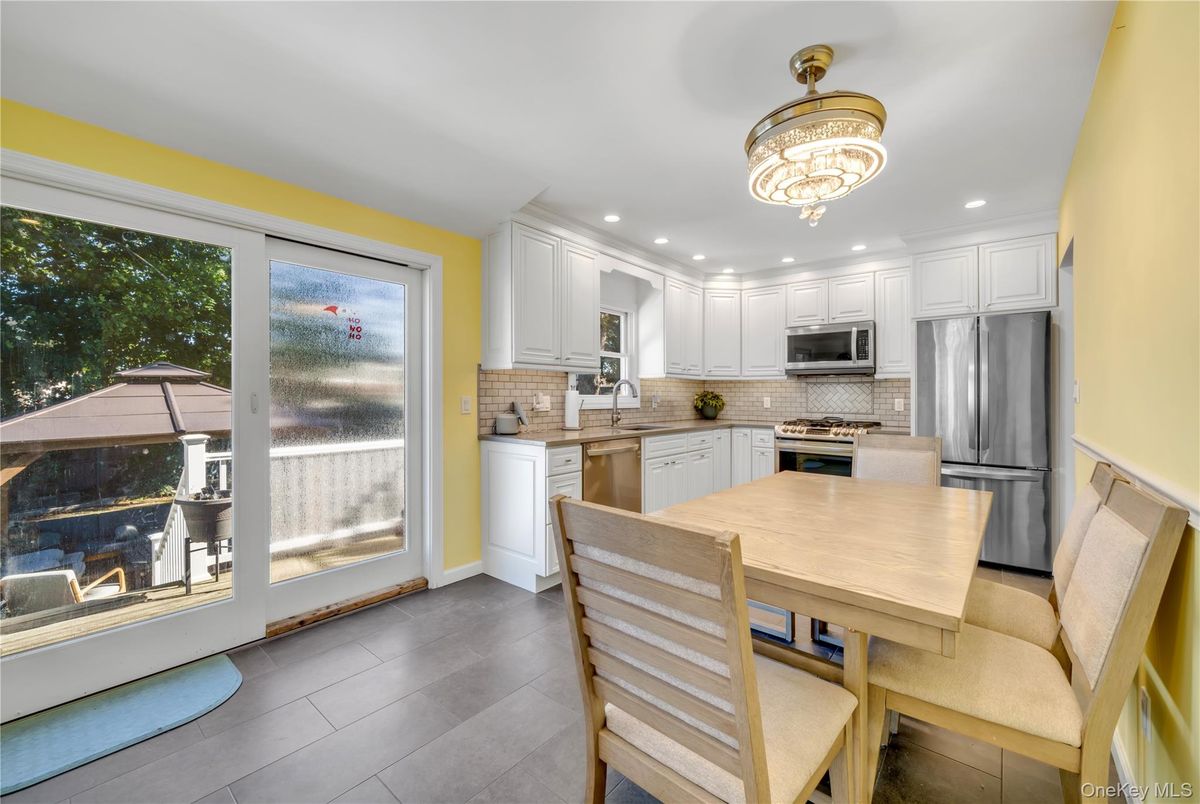 Chandelier, Dining room, Interior, Kitchen, Recessed Lighting, Stainless Steel Appliances, Wood Texture Flooring