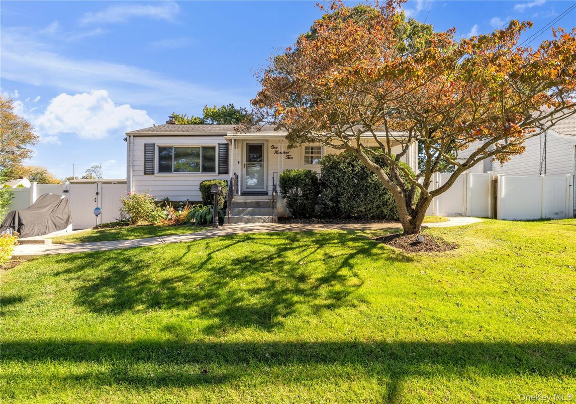 Backyard, Exterior, Facade, Raised Ranch