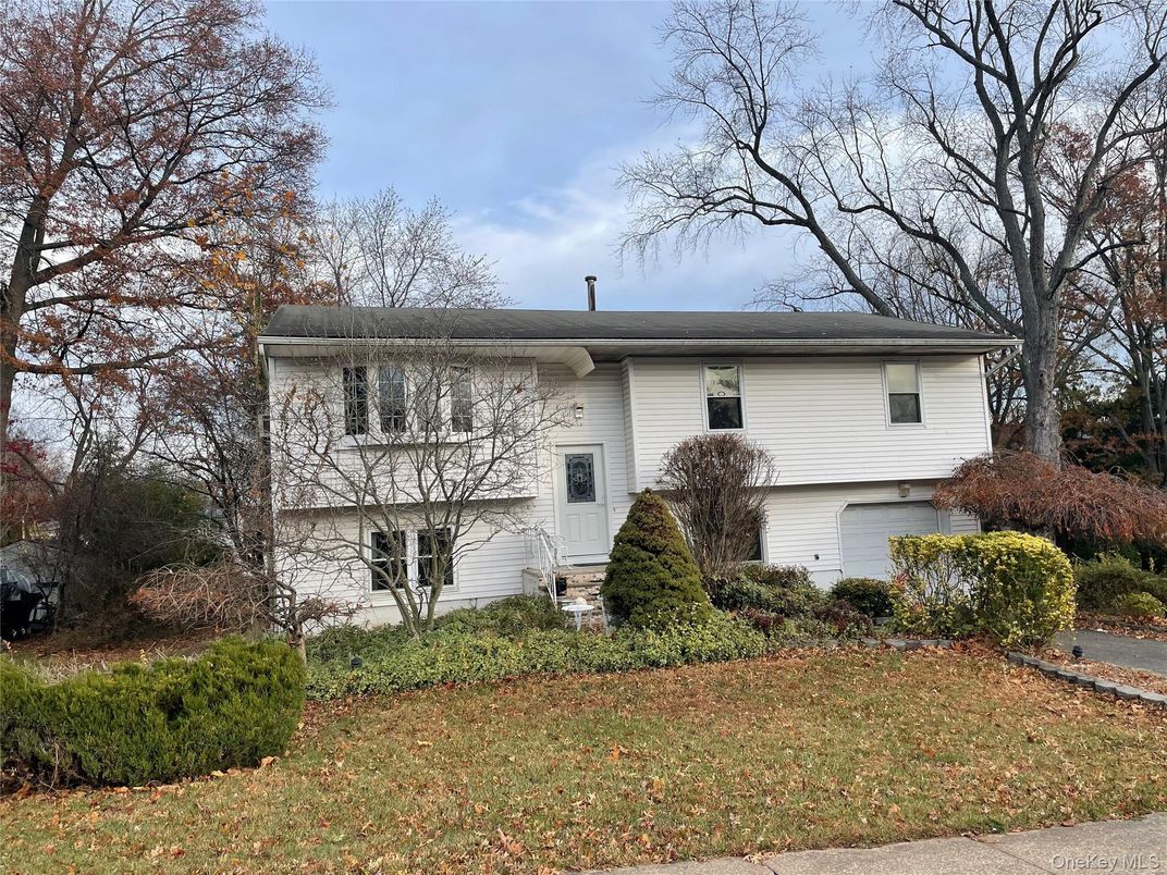 Attached, Exterior, Facade, Raised Ranch