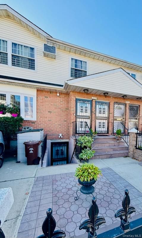 Exterior, Facade, Brick Facade, Rowhouse