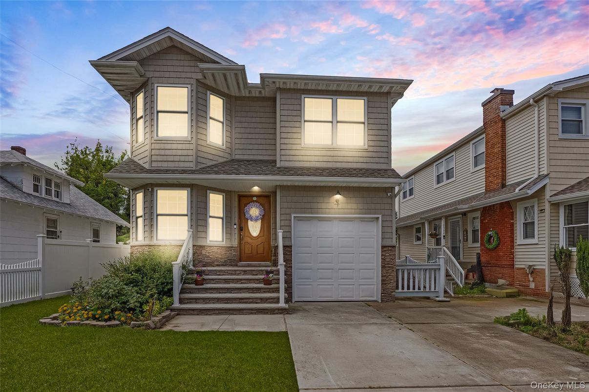 Attached, Exterior, Facade, Queen Anne Victorian