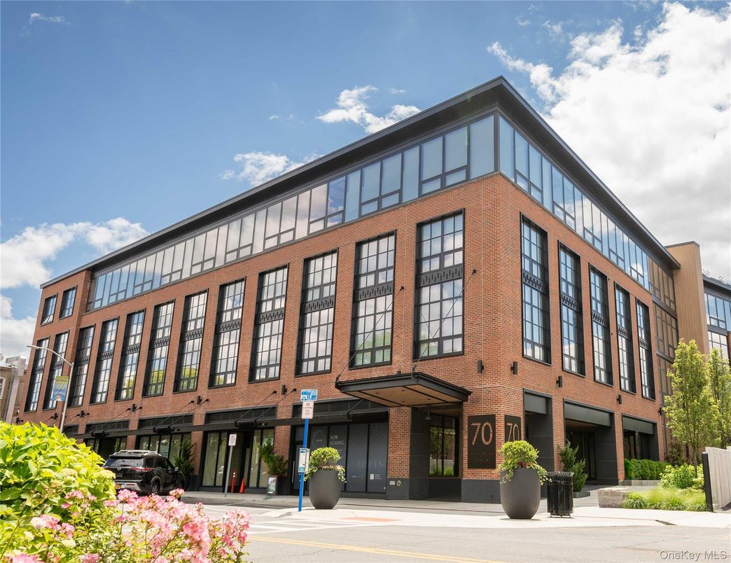 Exterior, Facade, Brick Facade, Chicago School