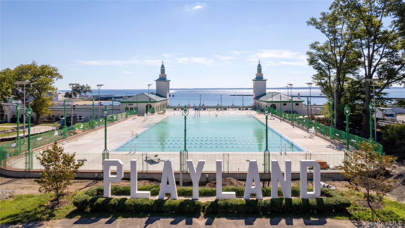 Exterior, Pool, Water