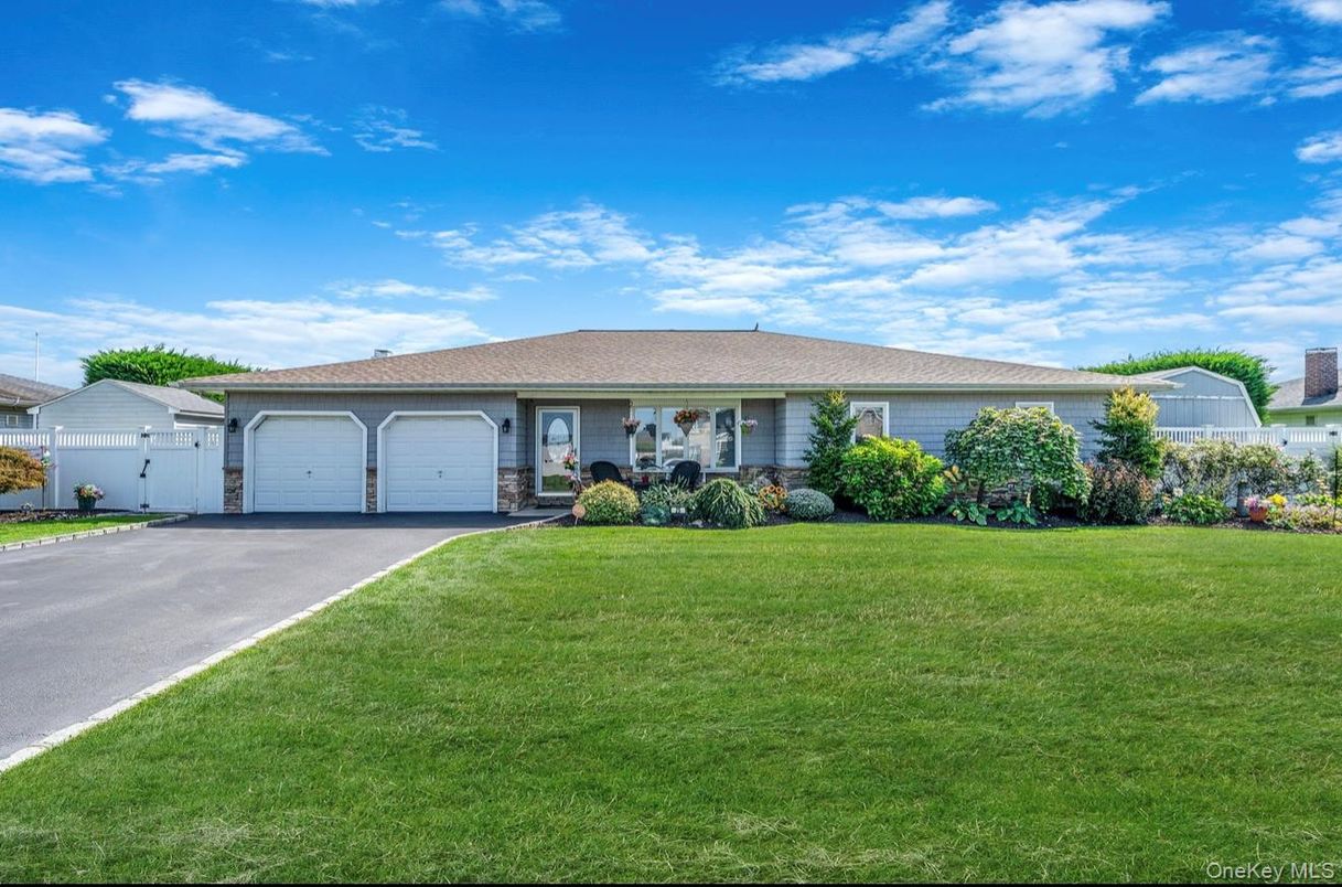 Attached, Exterior, Facade, Ranch