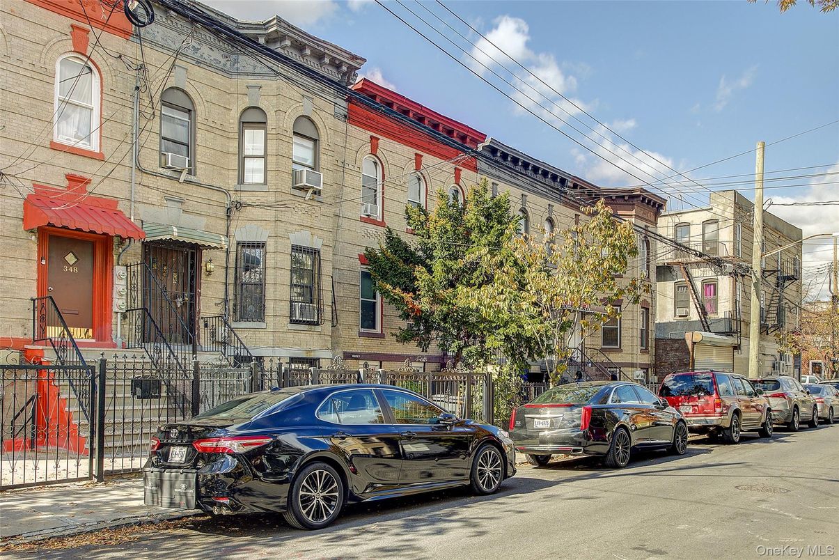 Exterior, Facade, Rowhouse