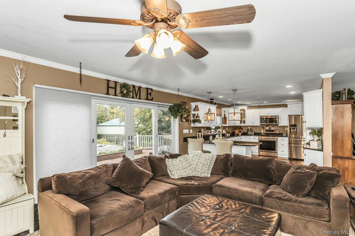 Interior, Kitchen, Living room, Pendant Lights, Recessed Lighting, Stainless Steel Appliances