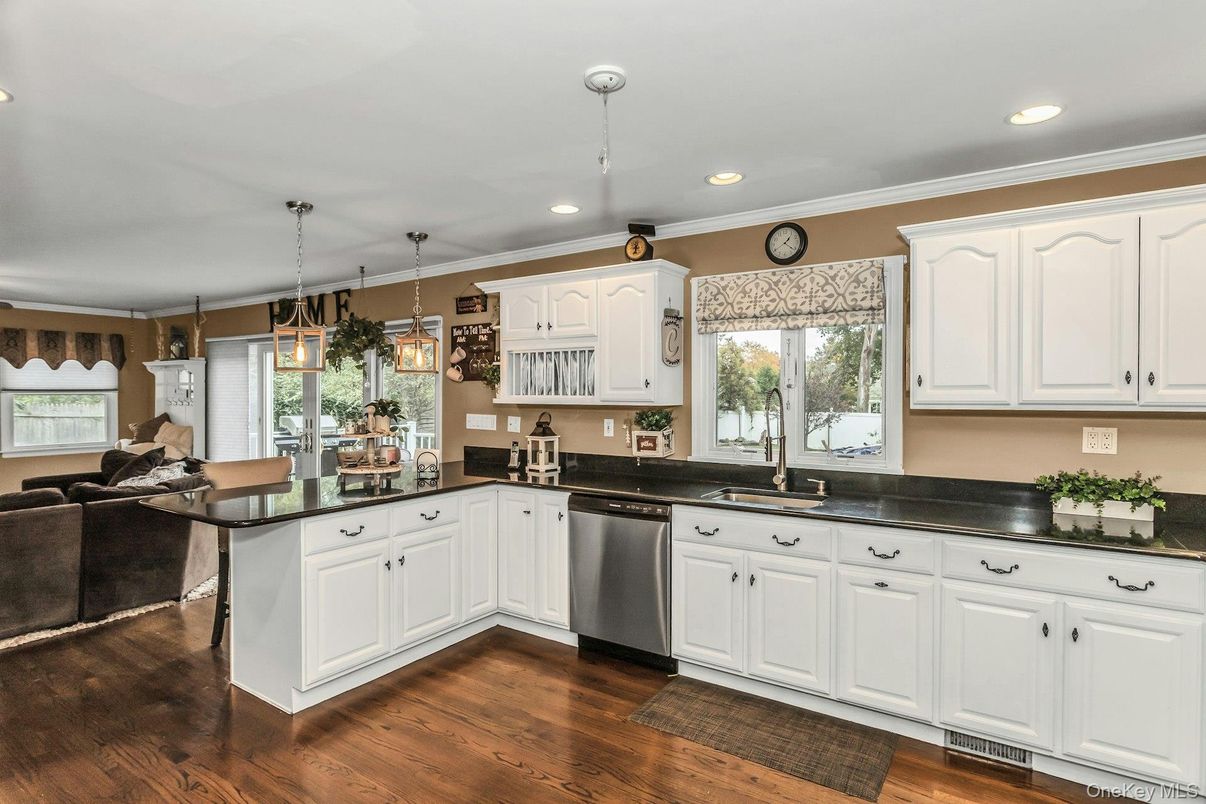 Dining room, Interior, Kitchen, Pendant Lights, Recessed Lighting, Wood Texture Flooring