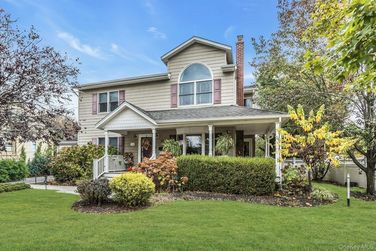 Exterior, Facade, Queen Anne Victorian