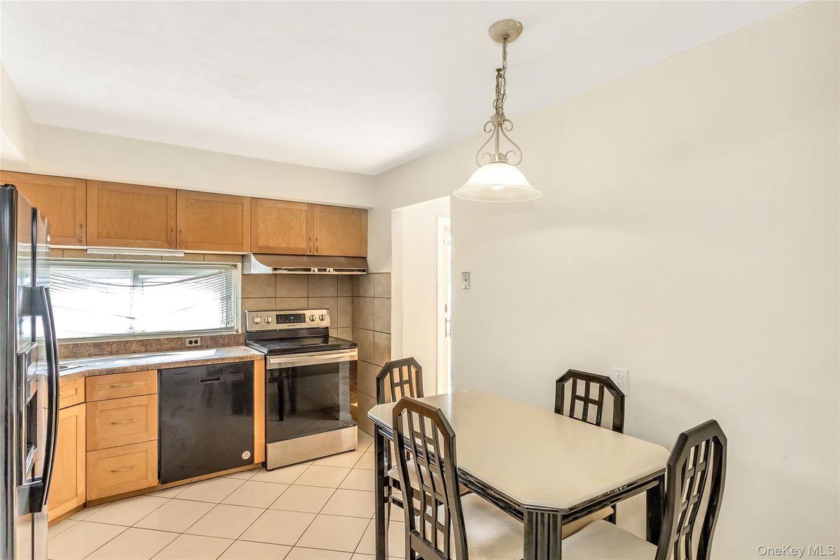 Dining room, Interior, Kitchen, Pendant Lights, Stainless Steel Appliances