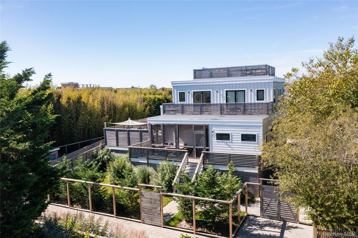 Exterior, Facade, Modern