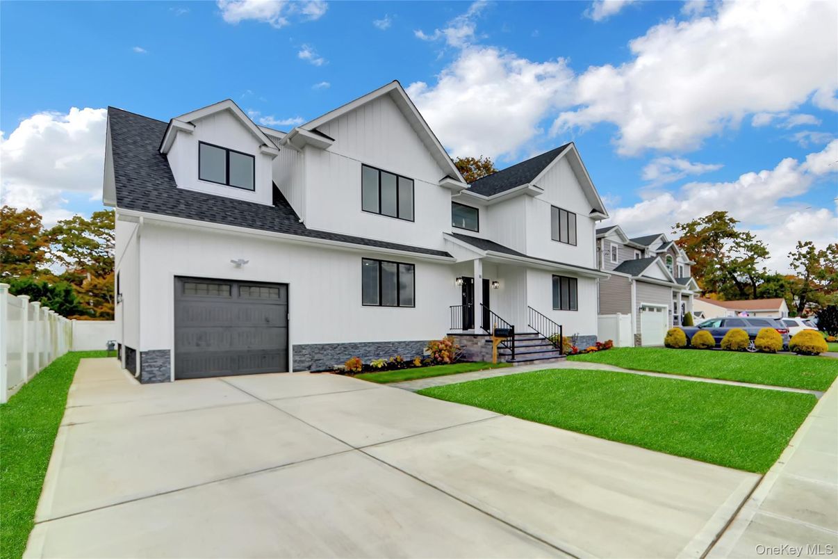 Attached, Exterior, Facade, Farmhouse