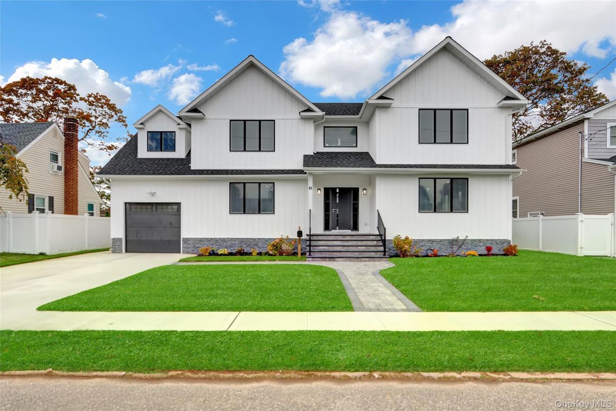 Attached, Exterior, Facade, Farmhouse