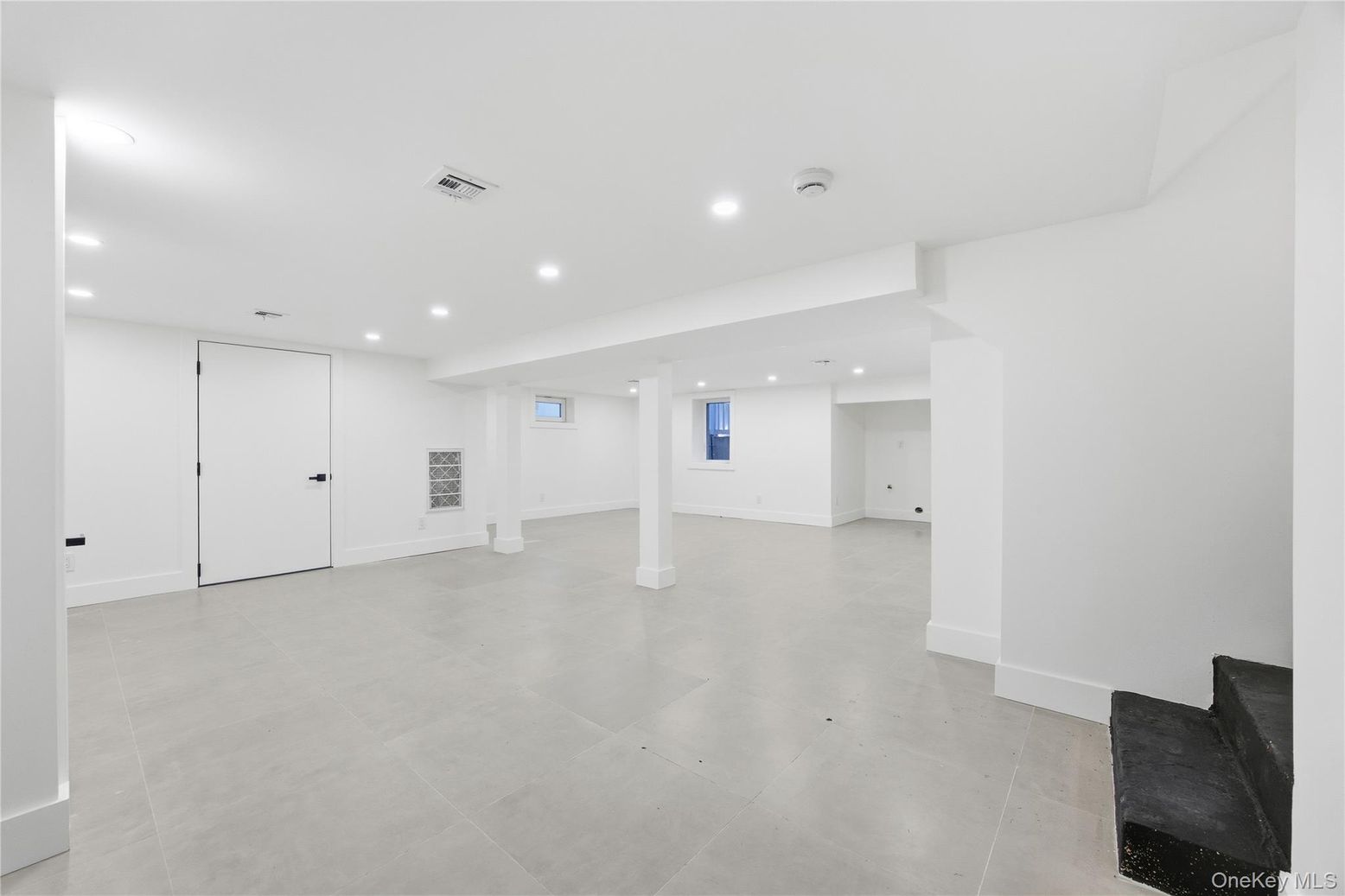 Empty room, Interior, Recessed Lighting