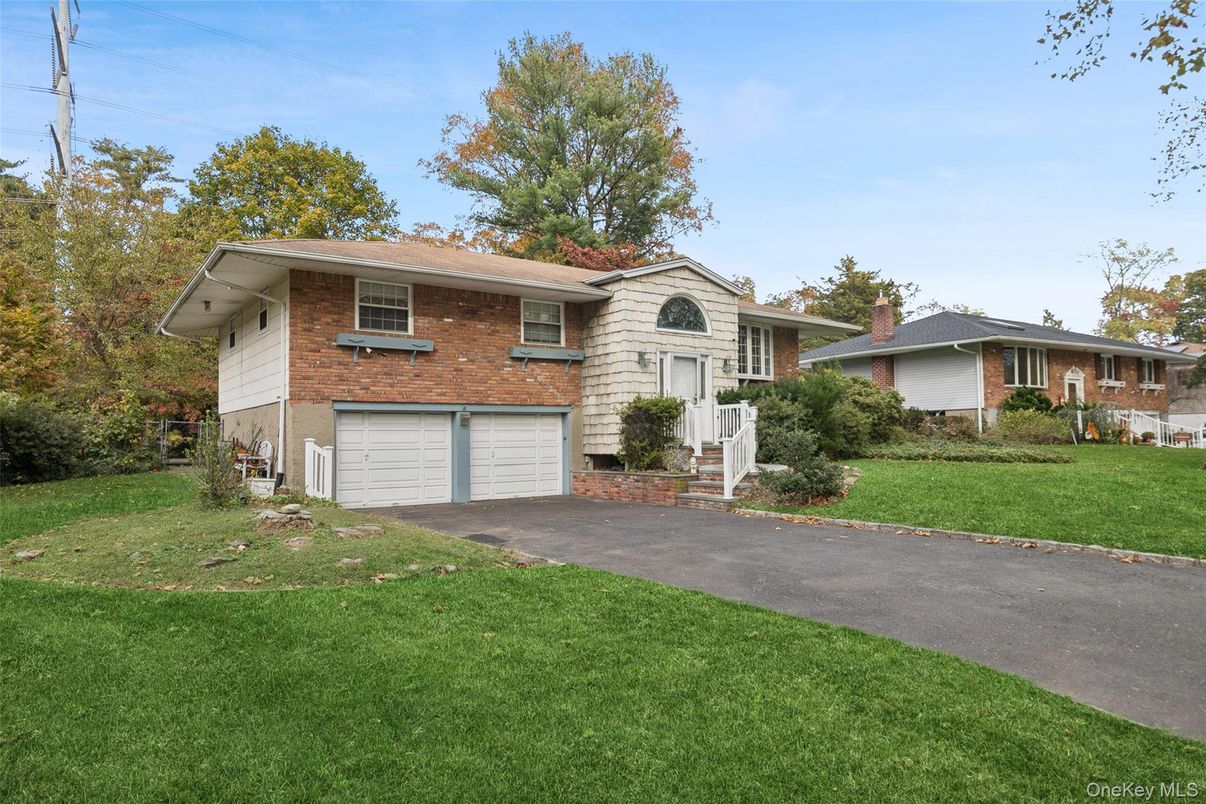 Attached, Exterior, Facade, Brick Facade, Split Level