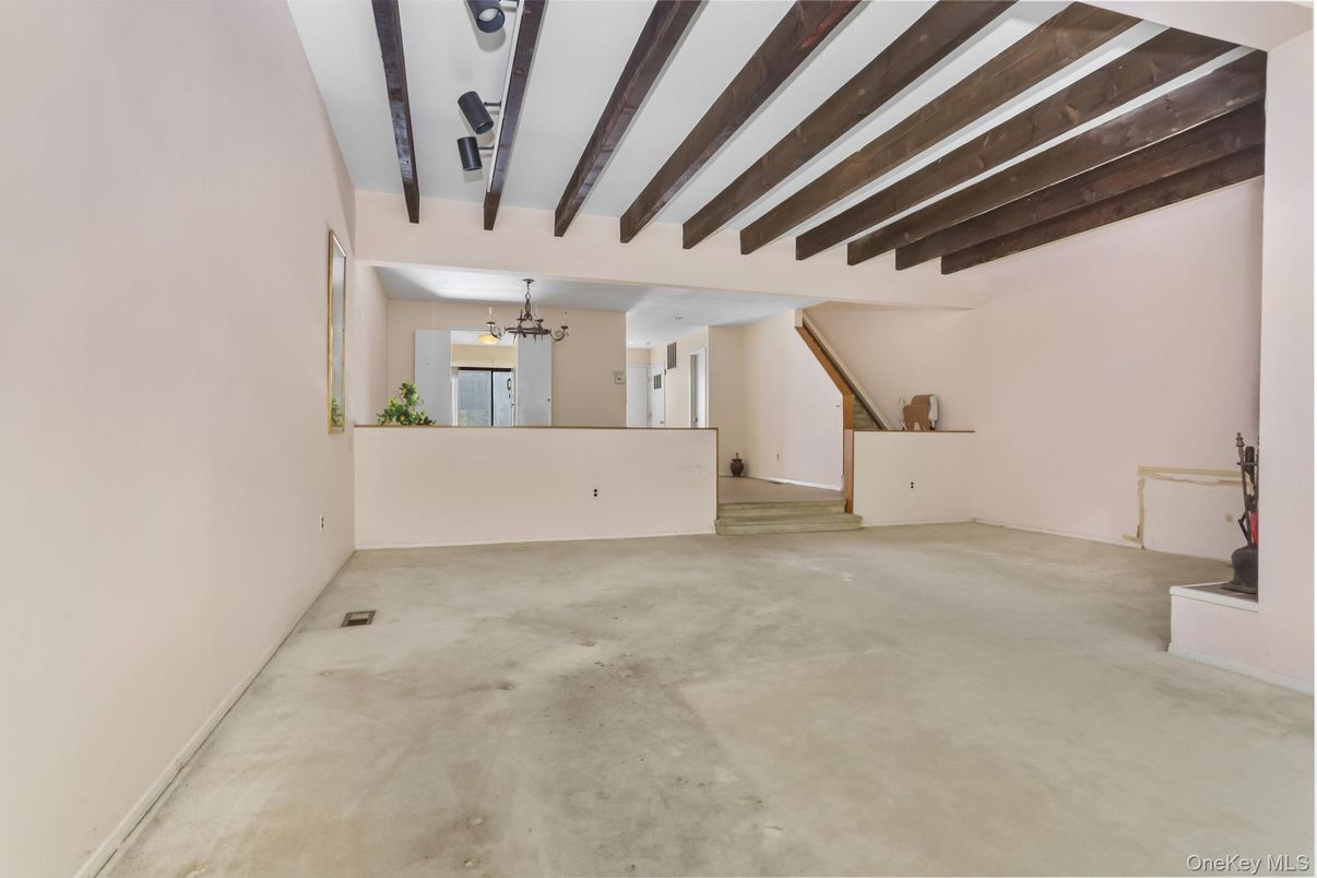 Empty room, Interior, Pendant Lights, Wooden Beams