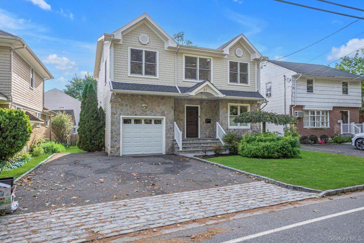 Attached, Exterior, Facade, Queen Anne Victorian