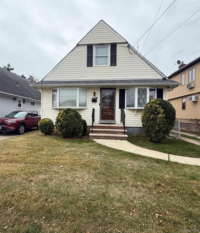 Exterior, Facade, Queen Anne Victorian