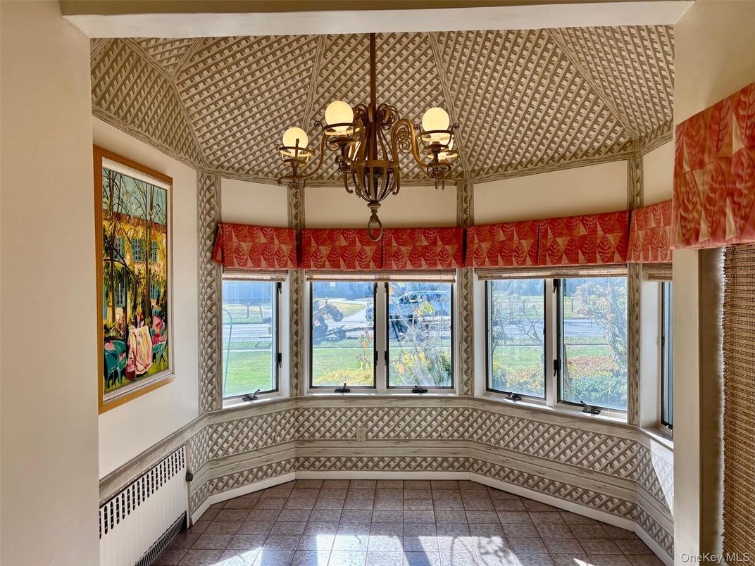 Chandelier, Interior