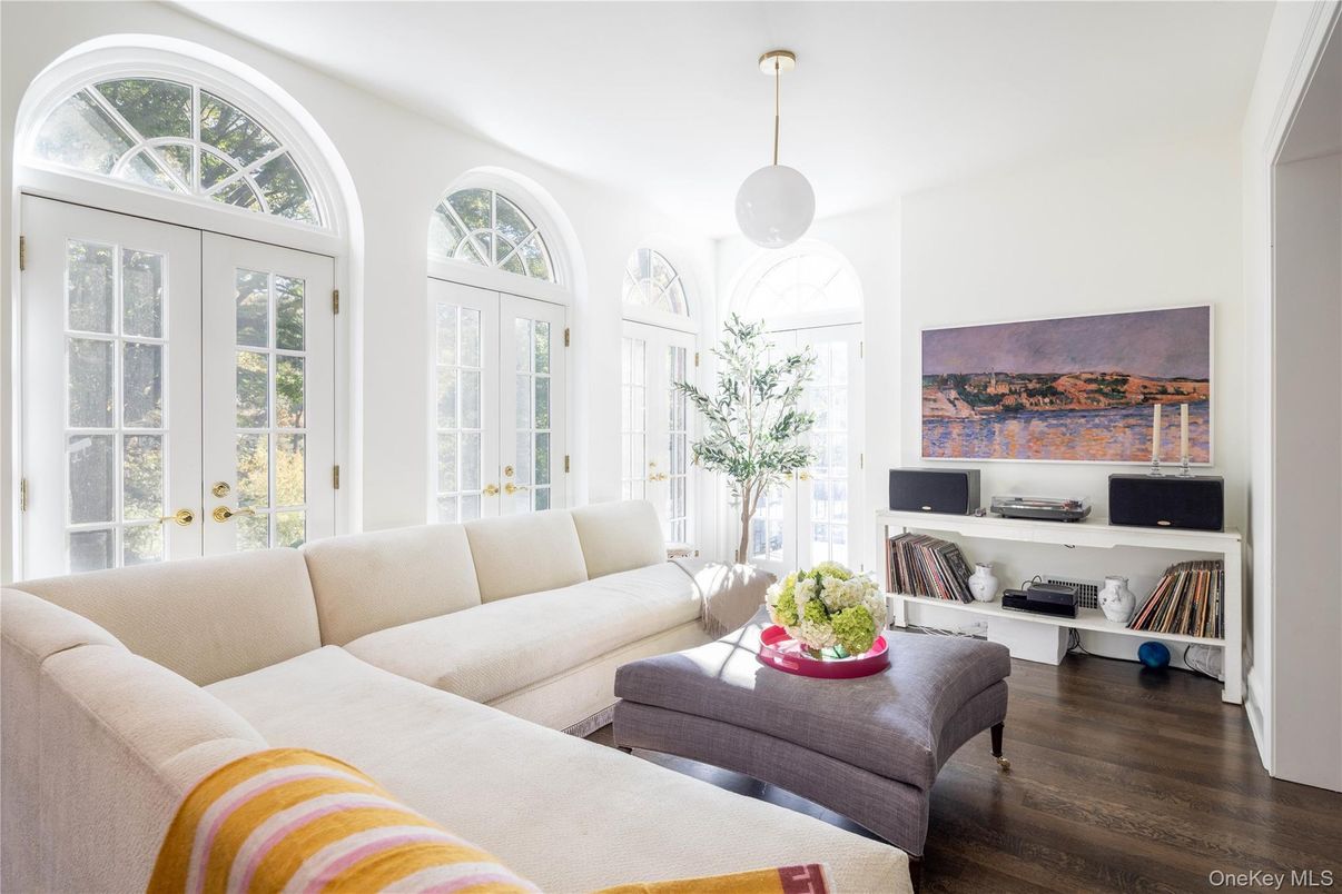 Interior, Living room, Pendant Lights, Wood Texture Flooring